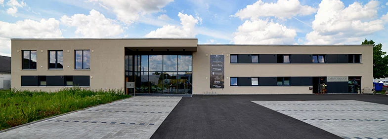 Das Kanzleigebäude in der Nikolaus-Otto-Straße 4 von außen, ein zweigeschossiger Neubau mit Glaseingang